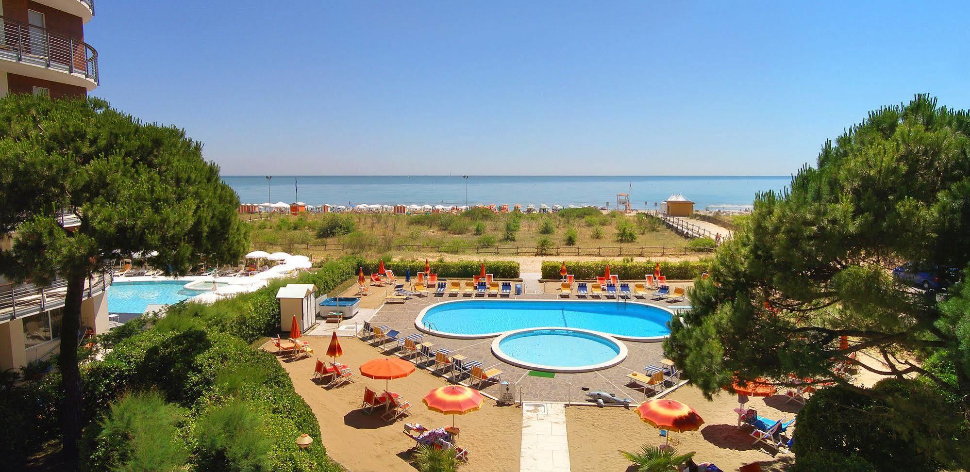 Hotel Bertha Fronte Mare Lido di Jesolo Exterior photo